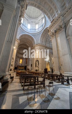 GENUA, ITALIEN 26. JULI 2023 – Innere der Basilika Carignano, Heilige Maria der Himmelfahrt (Santa Maria Assunta) in Genua, Italien Stockfoto