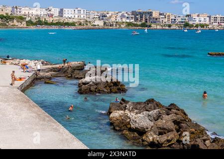 OTRANTO, ITALIEN, 14. JULI 2022 - Blick auf die Küstenstadt Otranto, Provinz Lecce, Apulien, Italien Stockfoto