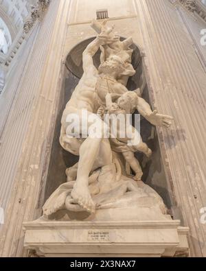 GENUA, ITALIEN 26. JULI 2023 - die Statue von San Bartolomeo des Bildhauers Claudio David in der Basilika von Carignano, Heilige Maria der Himmelfahrt (San Stockfoto