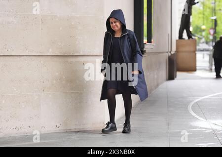 Baroness Shami Chakrabarti kommt am BBC Broadcasting House in London an, um am Sonntag mit Laura Kuenssberg in der Sendung BBC One Current Affairs zu erscheinen. Bilddatum: Sonntag, 28. April 2024. Stockfoto