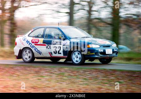 Jimmy McRae fuhr einen Hyundai Accent X3 durch die Special Stage 2 im Blenheim Park während der Network Q RAC Rally 1997 in der A6-Klasse. Stockfoto