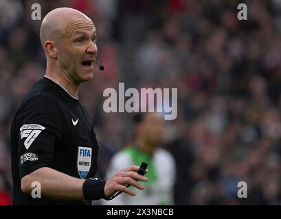 London, Großbritannien. April 2024. Schiedsrichter Anthony Taylor schaut während des Spiels zu. Premier League Spiel, West Ham Utd gegen Liverpool im London Stadium, Queen Elizabeth Olympic Park in London am Samstag, den 27. April 2024. Dieses Bild darf nur für redaktionelle Zwecke verwendet werden. Foto nur für redaktionelle Verwendung von Sandra Mailer/Andrew Orchard Sportfotografie/Alamy Live News Credit: Andrew Orchard Sportfotografie/Alamy Live News Stockfoto