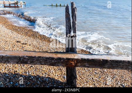 Alte hölzerne Seeschützer im Rye Harbour Nature Reserve, East Sussex, England Stockfoto