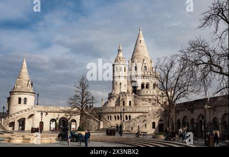 Fischerbastei in Budapest (ungarisch: Halszbstya), Struktur mit sieben Türmen, die die Magyar-Stämme darstellen, ein neoromanischer Edelstein Stockfoto