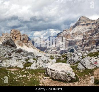 Blick von forcella Travenanzes, Wanderweg Nr. 401 Val Travenanzes und Felswände in der Tofane gruppe, Alpen Dolomiten Berge, Fanes Nationa Stockfoto