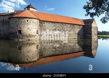 Die Wasserburg Svihov im Lokal vodní hrad Švihov ist ein Überrest einer mittelalterlichen Wasserfestung in Tschechien Stockfoto