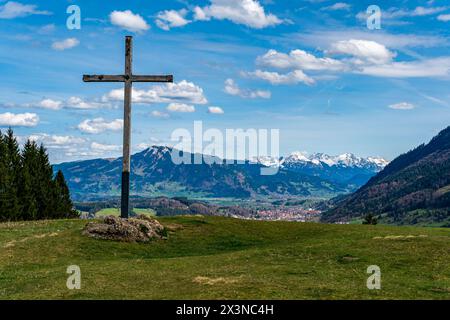 Frühlingswanderung auf der Thaler und Salmaser Höhe in Immenstadt mit Blick auf den Alpsee in den wunderschönen Allgauer Alpen Stockfoto