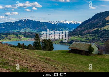 Frühlingswanderung auf der Thaler und Salmaser Höhe in Immenstadt mit Blick auf den Alpsee in den wunderschönen Allgauer Alpen Stockfoto