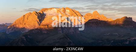 Panoramablick am Vormittag auf den Berg Marmolada, Südtirol, die Alpen Dolomiten, Italien Stockfoto