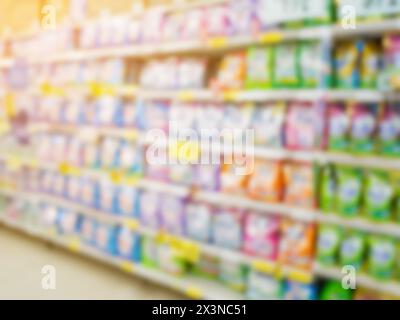 Waschmittelregale im Wäschereibereich in Supermärkten oder Lebensmittelgeschäften verschwommener Hintergrund Stockfoto