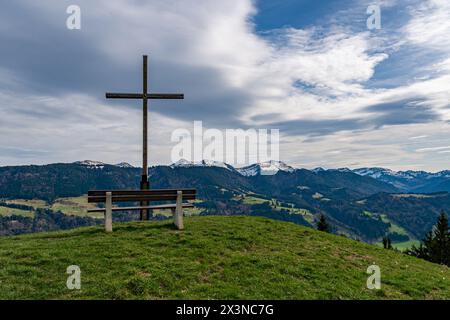 Frühlingswanderung auf der Thaler und Salmaser Höhe in Immenstadt mit Blick auf den Alpsee in den wunderschönen Allgauer Alpen Stockfoto