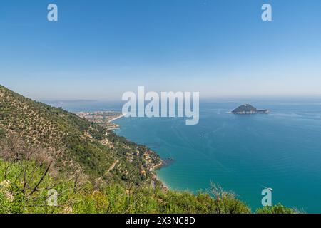 Gallinara, eine herrliche Insel im Ligurischen Meer, zwischen Alassio und Albenga Stockfoto