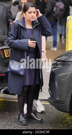 Baroness Shami Chakrabarti verlässt das BBC Broadcasting House in London, nachdem sie am Sonntag mit Laura Kuenssberg in der Sendung BBC One zu aktuellen Angelegenheiten auftrat. Bilddatum: Sonntag, 28. April 2024. Stockfoto