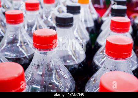 Kohlensäurehaltige Erfrischungsgetränkflaschen im Nahbereich Stockfoto