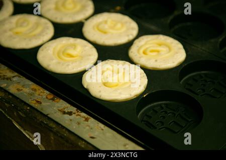 Traditionelle japanische süße gefüllte Azuki-Bohnenpaste oder Anko an einem Kioto Food Market Stand. Stockfoto