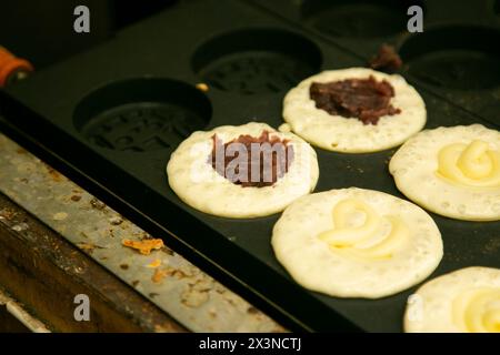 Traditionelle japanische süße gefüllte Azuki-Bohnenpaste oder Anko an einem Kioto Food Market Stand. Stockfoto