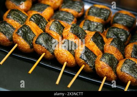 Mitarashi Dango (japanische Reisknödel mit süßer Soja-Glasur) in einem Street Food-Stall in Osaka, Japan. Stockfoto