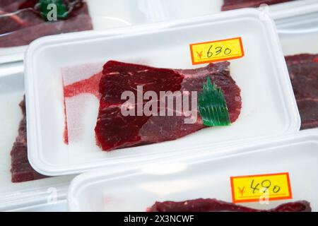 Walfleisch auf einem Fischmarkt in Osaka in Japan. Stockfoto