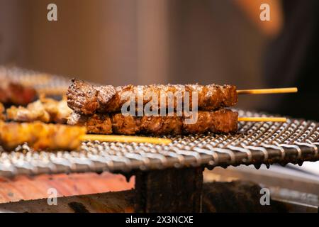 Gegrillte Yakitori-Hähnchenspieße in einem Izakaya Restaurant in der Omoide Yokocho Straße im Stadtteil Shinjuku von Tokio. Stockfoto