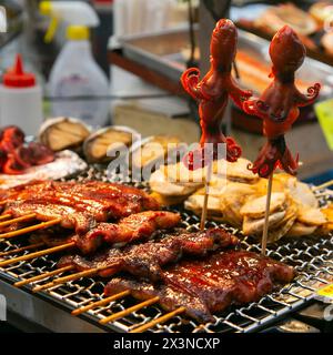 Meeresfrüchte und Fisch, zubereitet auf einem Grill auf dem Osaka Fischmarkt in Japan. Stockfoto