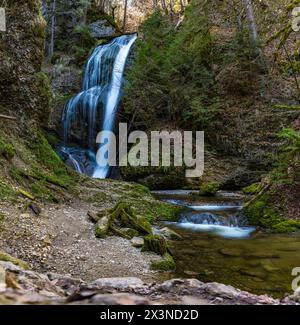Schöne Frühlingswanderung zum Niedersonthofen Wasserfall durch den Falltobel bei Niedersonthofen im Allgau Stockfoto