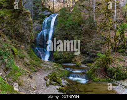 Schöne Frühlingswanderung zum Niedersonthofen Wasserfall durch den Falltobel bei Niedersonthofen im Allgau Stockfoto