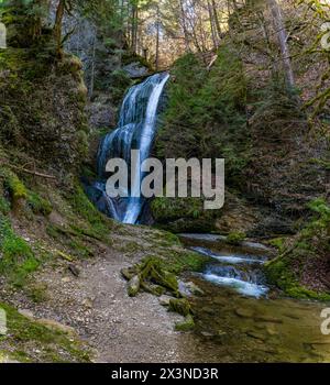 Schöne Frühlingswanderung zum Niedersonthofen Wasserfall durch den Falltobel bei Niedersonthofen im Allgau Stockfoto