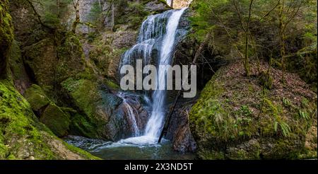 Schöne Frühlingswanderung zum Niedersonthofen Wasserfall durch den Falltobel bei Niedersonthofen im Allgau Stockfoto