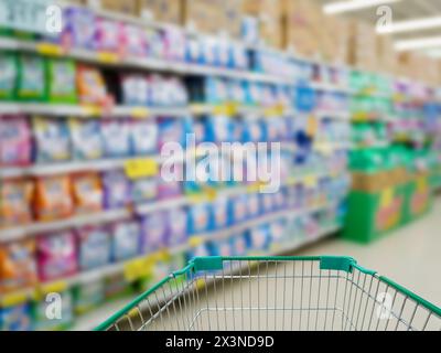 Waschmittelregale im Wäschereibereich in Supermärkten oder Lebensmittelgeschäften verschwommener Hintergrund Stockfoto