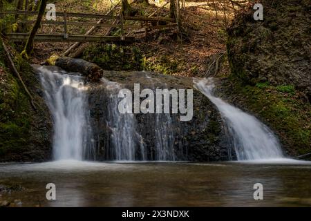 Schöne Frühlingswanderung zum Niedersonthofen Wasserfall durch den Falltobel bei Niedersonthofen im Allgau Stockfoto
