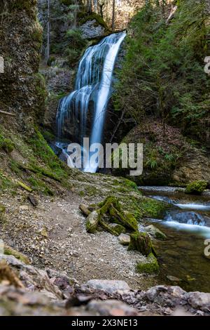 Schöne Frühlingswanderung zum Niedersonthofen Wasserfall durch den Falltobel bei Niedersonthofen im Allgau Stockfoto