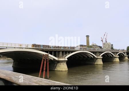 Südöstliche Züge auf der Grosvenor Bridge, Battersea Power Station, Battersea, London, England Stockfoto