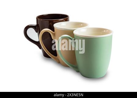 Drei verschiedene Farben Keramik Kaffeetassen oder Tassen isoliert auf weißem Hintergrund mit Beschneidungspfad. Stockfoto