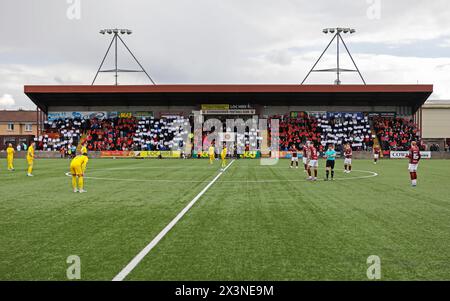 Ochilview Park, Falkirk, Großbritannien. April 2024. 27/04/2024 - Stenhousemuir-Fans im norwegischen Stand im Ochilview Park, Stenhousemuir, zeigen vor dem Auftakt ein TIFO, um ihr Team zu feiern, das den Titel der Cinch Scottish League Two gewinnt. Damit hat der Verein zum ersten Mal die Liga in seiner 140-jährigen Geschichte gewonnen. Quelle: Thomas Gorman/Alamy News Live Stockfoto