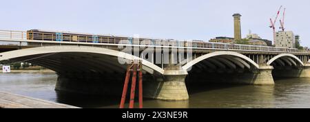 Südöstliche Züge auf der Grosvenor Bridge, Battersea Power Station, Battersea, London, England Stockfoto