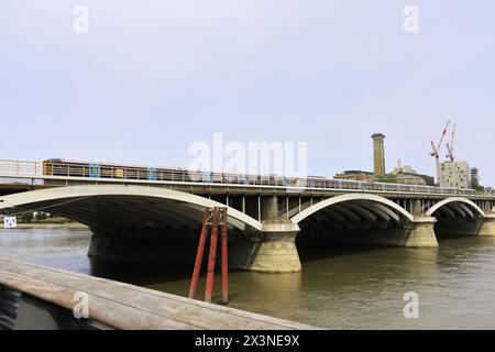 Südöstliche Züge auf der Grosvenor Bridge, Battersea Power Station, Battersea, London, England Stockfoto