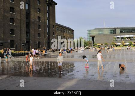 Blick auf das neu renovierte Coal Drops Yard, Kings Cross, London, England. Stockfoto