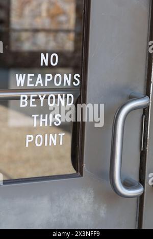 Waffenkontrolle.  "Keine Waffen über diesen Punkt hinaus."  Eingang am Straßenrand Rast auf US Interstate 59, Alabama, USA, 2014. Stockfoto