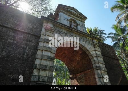 Old Goa, Indien – 2. Februar 2024: Der Bogen der Vizekönige, auch bekannt als Vizekönig, wurde 1599 in Old Goa, Indien errichtet. Stockfoto