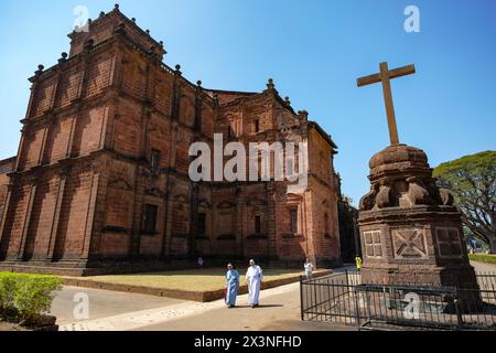Old Goa, Indien - 2. Februar 2024: Zwei Nonnen gehen durch die Basilika von Bom Jesus in Old Goa, Indien. Stockfoto