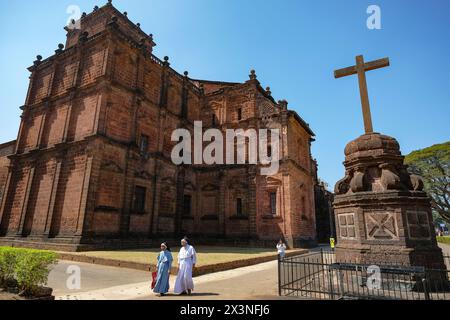 Old Goa, Indien - 2. Februar 2024: Zwei Nonnen gehen durch die Basilika von Bom Jesus in Old Goa, Indien. Stockfoto