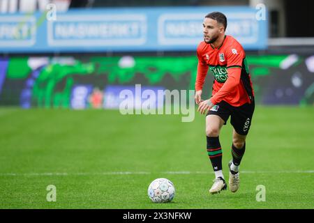 Nijmegen, Niederlande. April 2024. NIJMEGEN, NIEDERLANDE - 28. APRIL: Calvin Verdonk von NEC spielt mit dem Ball während des niederländischen Eredivisie-Spiels zwischen NEC und AZ im Goffertstadion am 28. April 2024 in Nijmegen, Niederlande. (Foto: Broer van den Boom/Orange Pictures) Credit: Orange Pics BV/Alamy Live News Stockfoto