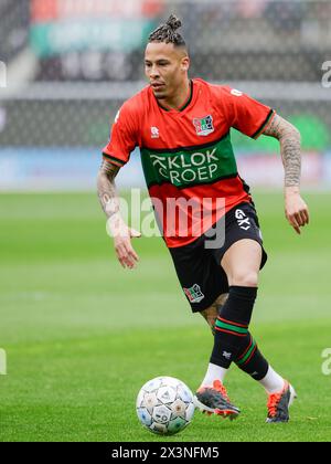 Nijmegen, Niederlande. April 2024. NIJMEGEN, NIEDERLANDE - 28. APRIL: Tjaronn Chery von NEC spielt mit dem Ball während des niederländischen Eredivisie-Spiels zwischen NEC und AZ im Goffertstadion am 28. April 2024 in Nijmegen, Niederlande. (Foto: Broer van den Boom/Orange Pictures) Credit: Orange Pics BV/Alamy Live News Stockfoto