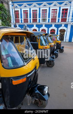 Panaji, Indien - 2. Februar 2024: Auto-Rikschas halten vor der Kirche der Unbefleckten Empfängnis in Panaji, Goa, Indien. Stockfoto