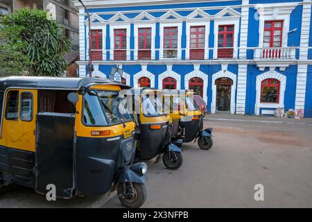 Panaji, Indien - 2. Februar 2024: Auto-Rikschas halten vor der Kirche der Unbefleckten Empfängnis in Panaji, Goa, Indien. Stockfoto