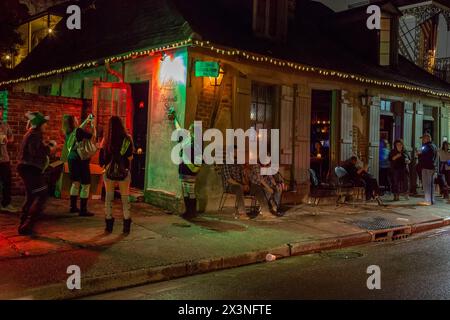 French Quarter, New Orleans, Louisiana. Nachtszene in Jean Lafitte's Blacksmith Shop Bar, Bourbon Street. Erbaut zwischen 1722 und 32. Stockfoto