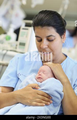 Krankenschwester, Neugeborene Intensive care Unit, Donostia Hospital, San Sebastian, Donostia, Gipuzkoa, Baskenland, Spanien Stockfoto