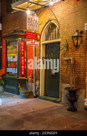 French Quarter, New Orleans, Louisiana.  Immobilien-Büro, am frühen Morgen. Stockfoto