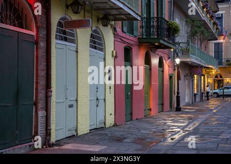 French Quarter, New Orleans, Louisiana.  Piraten Gasse.  William Faulkner-Haus mit gelben Ziegeln um grau-grünen Tür. Stockfoto