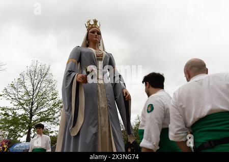 Die „Gegants“ der Stadt Barcelona, Figuren aus der katalanischen Tradition über 3 Meter hoch, feiern 600 Jahre Geschichte, indem sie mehr als 600 dieser Figuren in die Stadt bringen. Die beispiellose Versammlung zielt darauf ab, einen Rekord zu erreichen. Los 'gegants' de la ciudad de Barcelona, figuras de la TRADICIÓN catalana de más de 3 Metros de altura, Celebran 600 años de historia reuniendo a más de 600 de estas figuras en la ciudad. El encuentro sin precedentes tiene como objetivo lograr un récord. News Cronaca -Barcelona, Spanien sonntag, 28. april 2024 (Foto: Eric Renom/LaPresse) Stockfoto